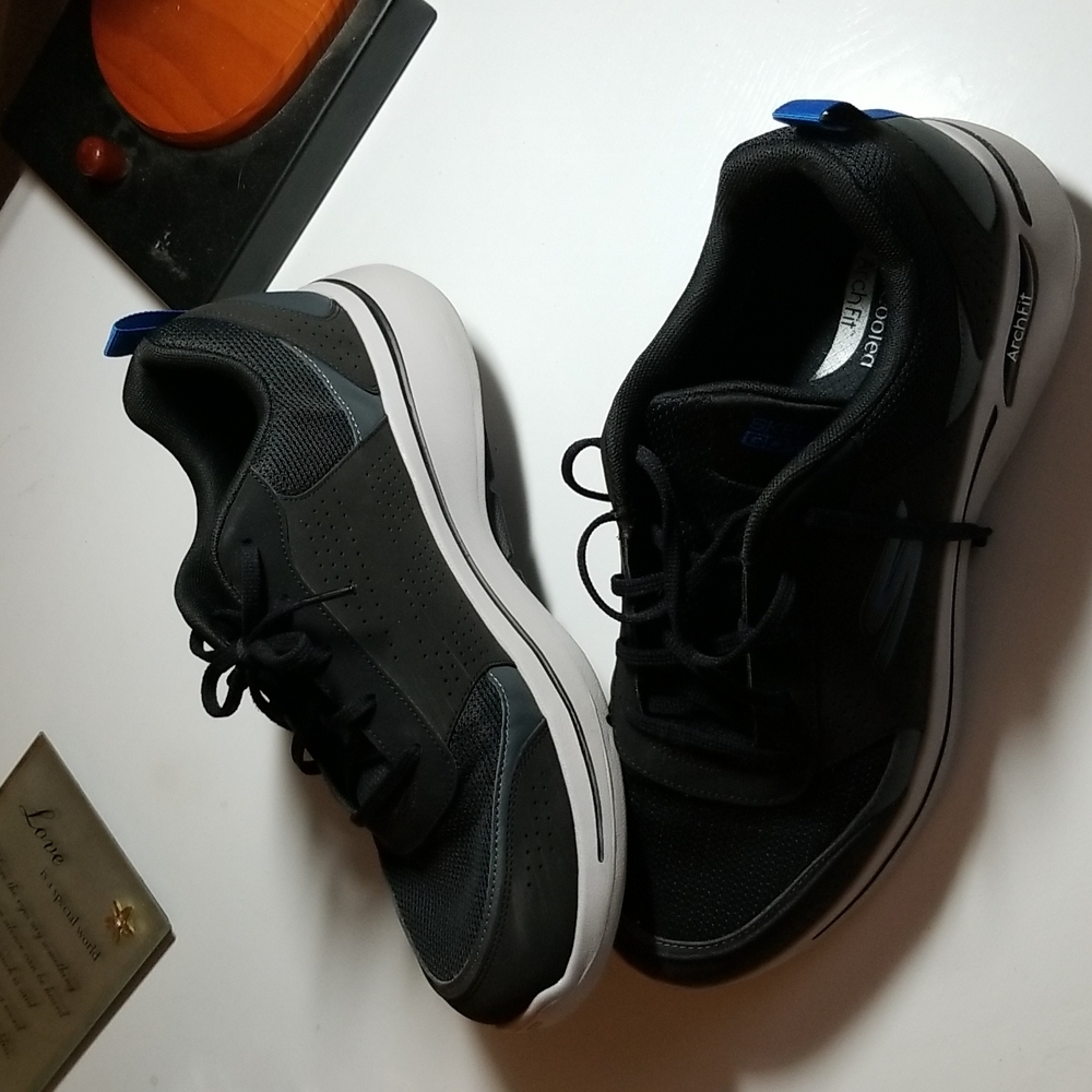 Sketchers tennis shoes